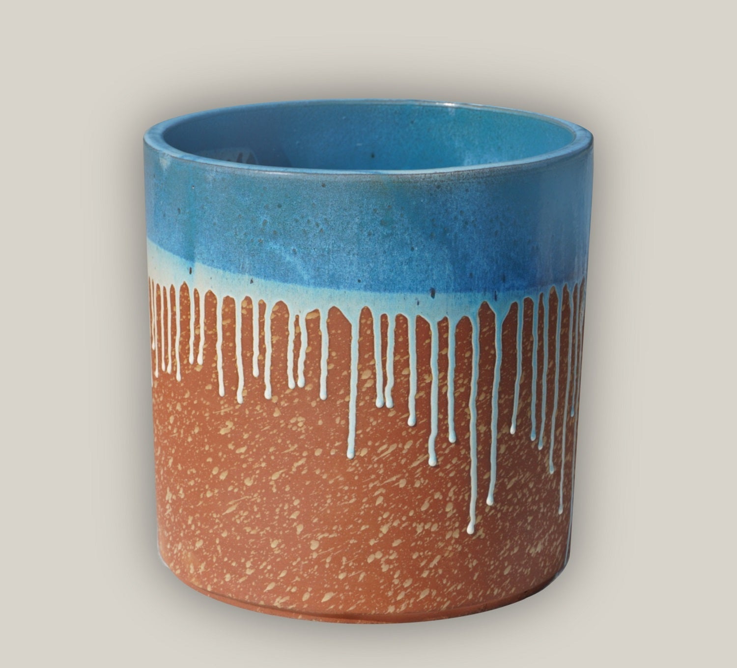 Short ceramic planter with simple dual-tone design