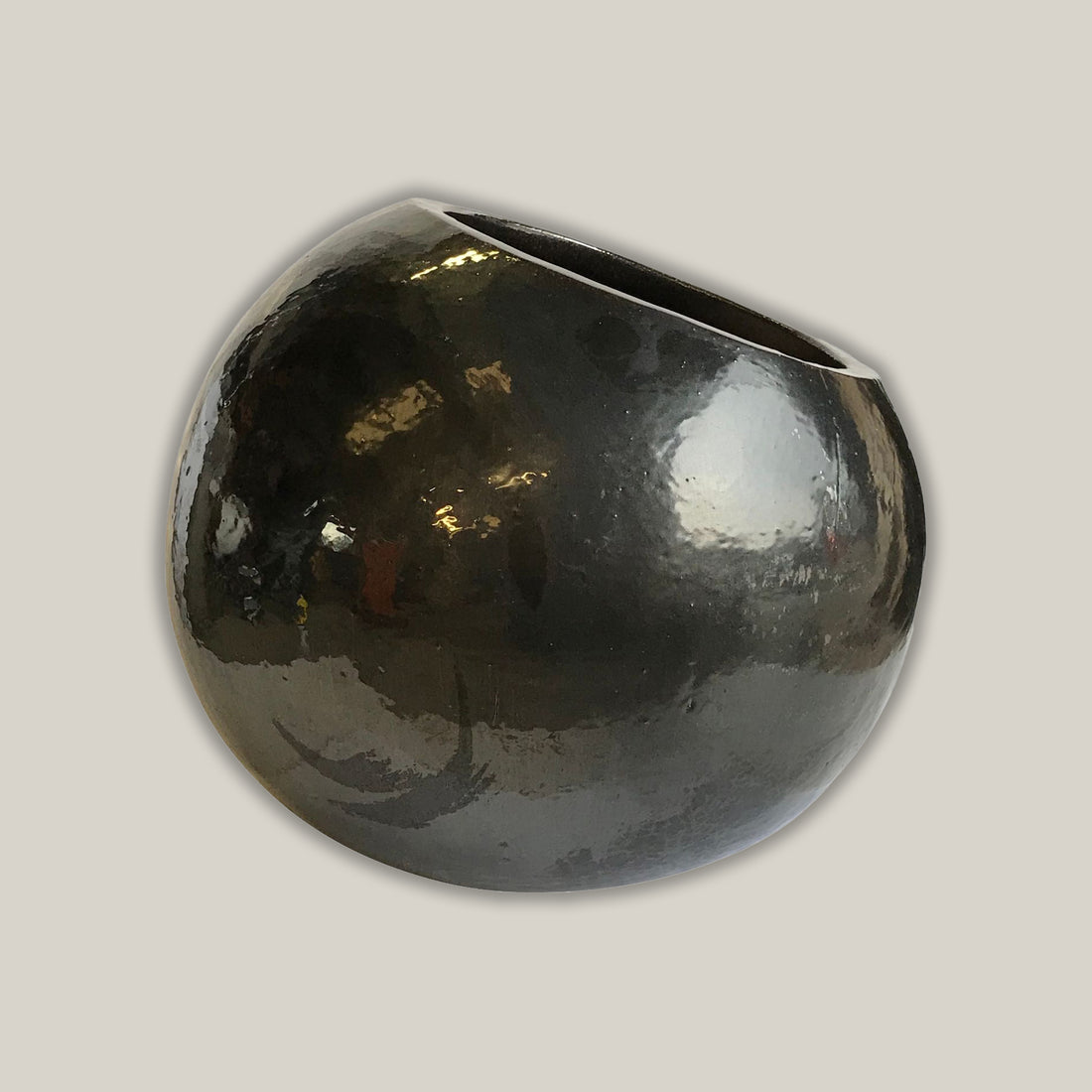 8436S22 - Glossy Black Sliced Sphere Ceramic Pot