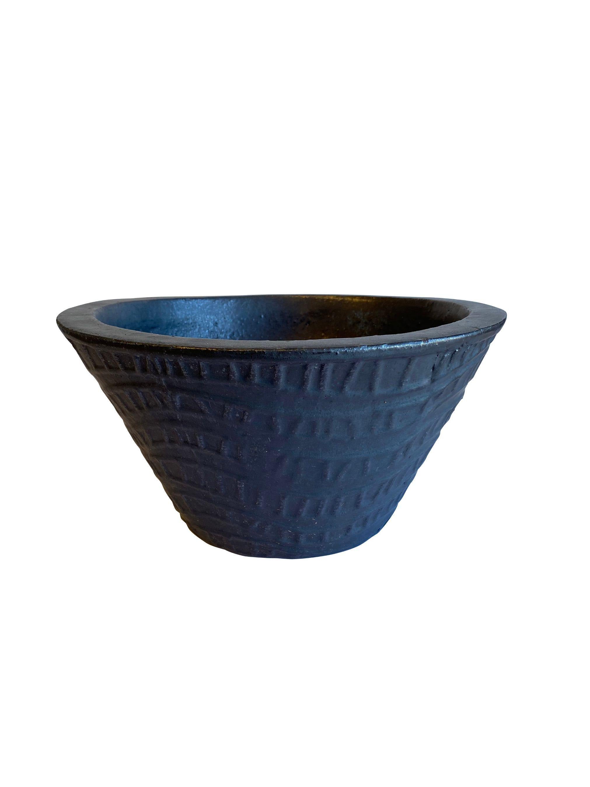 Image of a black short cone planter.